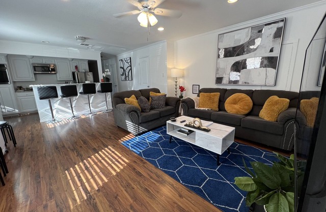 THE UPTOWN BUNGALOW-COVERED PARKING-Walkable Historic Neighborhood-PET FRIENDLY!