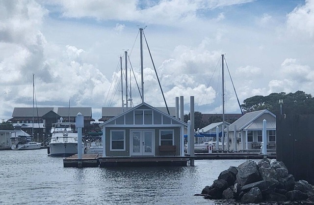 The View! Hidden Gem! Pristine! Quiet Retreat! Charming! Go fish! Dock a boat!