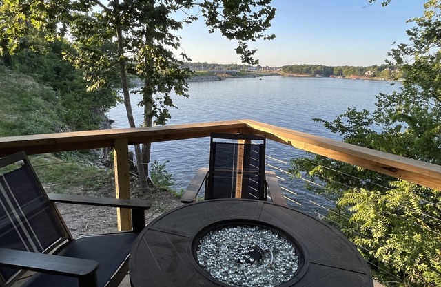 'The View on Grand' Epic Lake Views*Modern Luxury