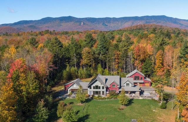 The Vines - 6000 sq. ft. Luxury Estate with Hot Tub & Mountain Views