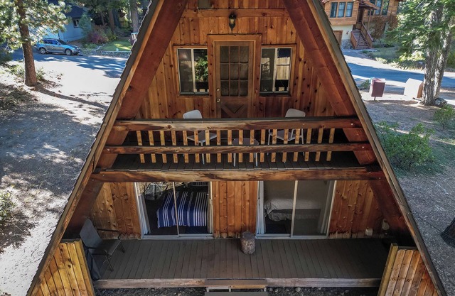 The Virginian – Charming A-Frame Cabin for 8, Close to Lake, Skiing, & More!