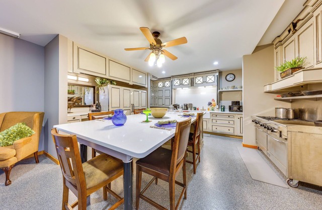 'The Vista' Retreat ~ 30 Mi to Kansas City!