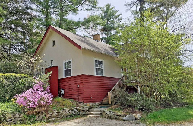 The Waterlily Cottage-2 Bedrooms /2 bathroom cottage -located in Flat Rock,NC-