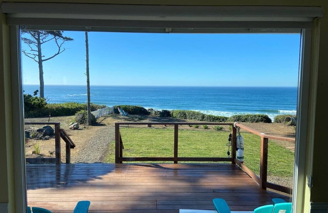 The Whale's Edge, Oceanfront Cottage with view