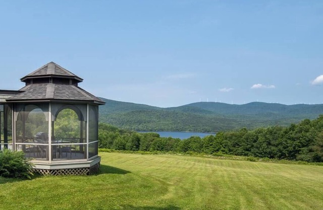 The White Birches | Modern Home w/Lake Access