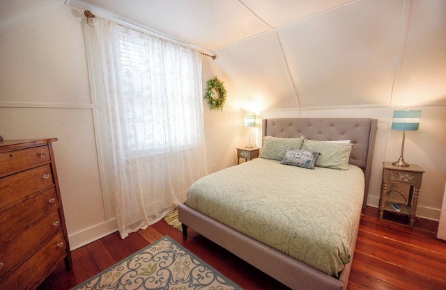The White House, a charming 2-bedroom cottage in Downtown Gainesville