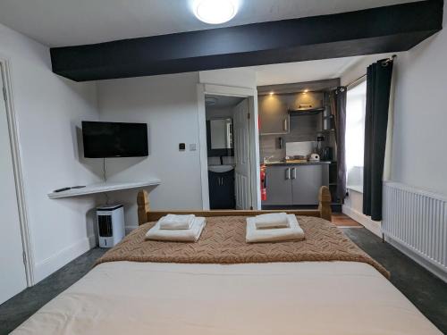 The White Lion Hotel, Church Road, Yate BS37 5BG Self-check-in FREE PARKING Walk away from the centre of Yate!