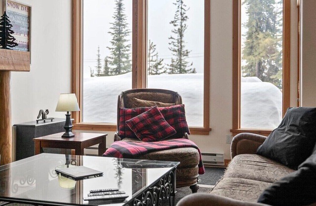 The White Room | Priv. Hot Tub & Ski In/Ski Out