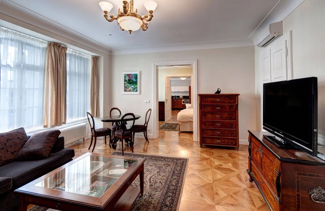 The White Swan: Luxurious Old Town Double with Air-con, Quiet/out of crowds St.