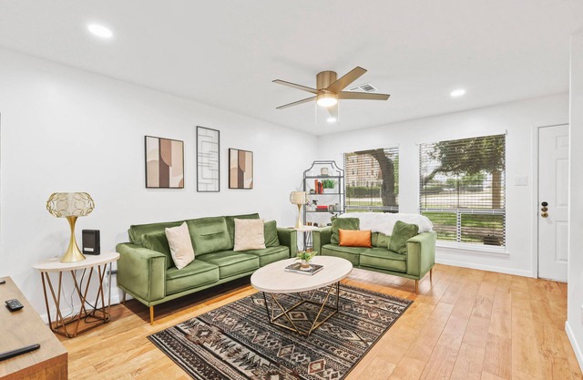 The Wildflower Townhome - Beautifully Updated and Fully Stocked - Close to A&M!