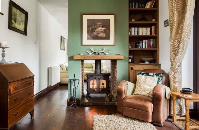 The Willows - Woodland Cottage with Log Burner