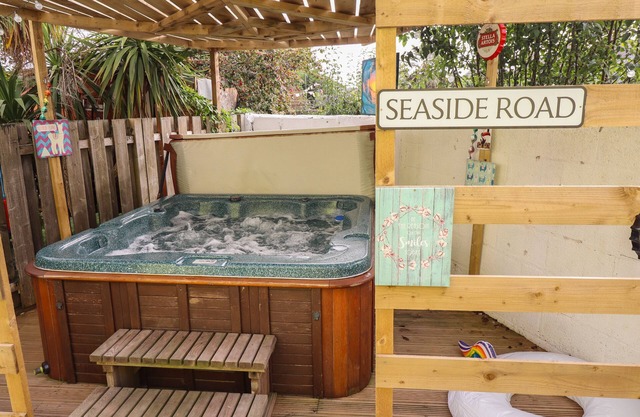 THE YELLOW HOUSE, family friendly, with hot tub in Withernsea