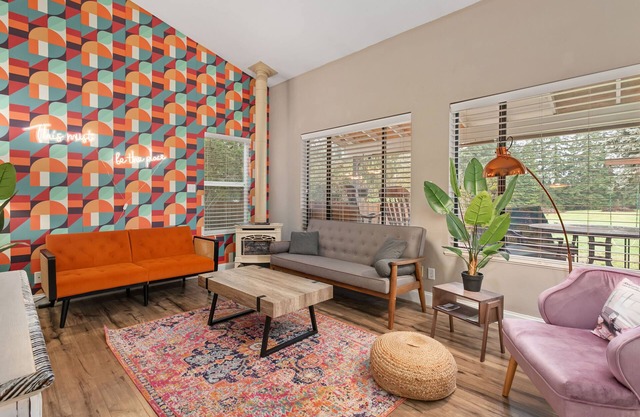 Theater, playground, gameroom, arcade, large dining room, 20mi to PDX, 3bd/2ba