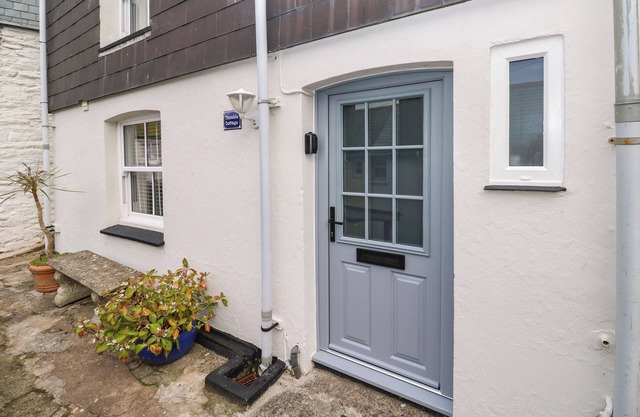 THIMBLE COTTAGE, family friendly, with open fire in Mevagissey