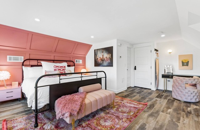 Third-floor mountain view suite with deck, game room, & firepits