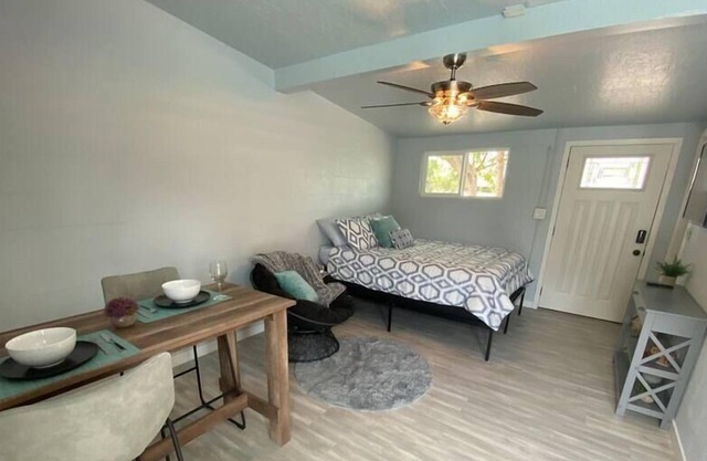 This apartment is a 0 bedroom(s), 1 bathrooms, located in Phoenix, AZ.