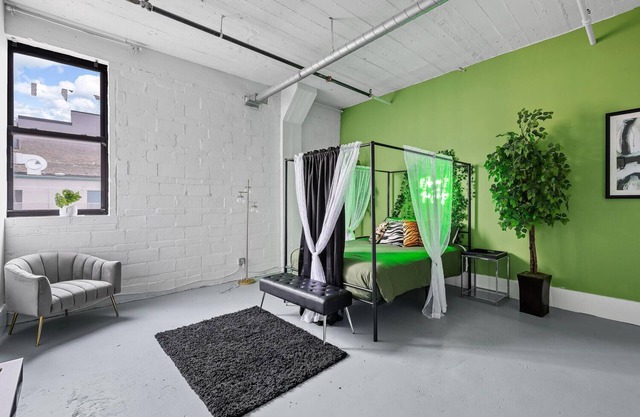 This apartment is a 2 bedroom(s), 1 bathrooms, located in St. Louis, MO.