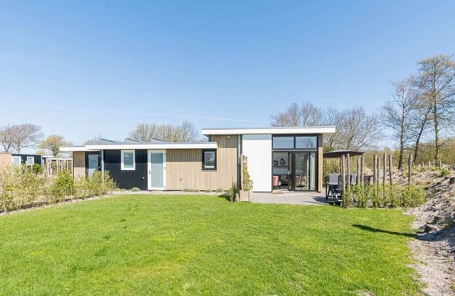 This attractive chalet is located on a spacious plot and is suitable for 4 people. The garden, laid