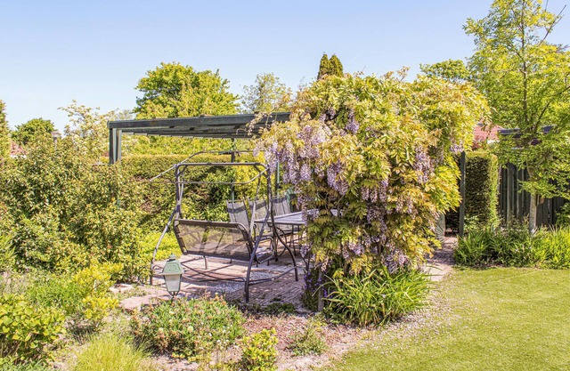 This beautiful vacation home in Herkingen is located just a short walk from the Grevelingenmeer.