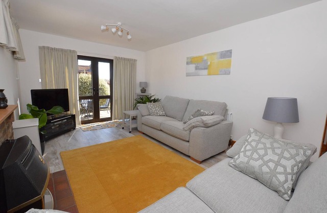 This bright and welcoming annexe is well equipped, with parking - perfect for a break exploring the