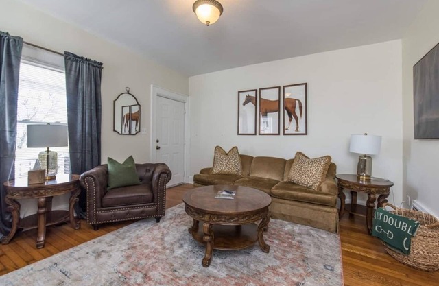 This bungalow is a 2 bedroom(s), 1 bathrooms, located in Lexington, KY.