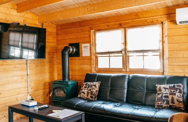 This cottage is a 2 bedroom(s), 1 bathrooms, located in parry sound, on.