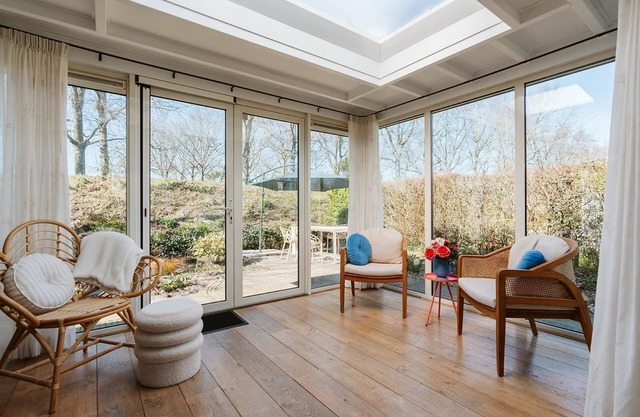 This cozy bungalow offers the perfect mix of tranquility and comfort in a green setting. The ideal place for a relaxing holiday near the beach.