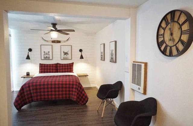 This fourplex is a 1 bedroom(s), 1 bathrooms, located in Shaver Lake, CA.