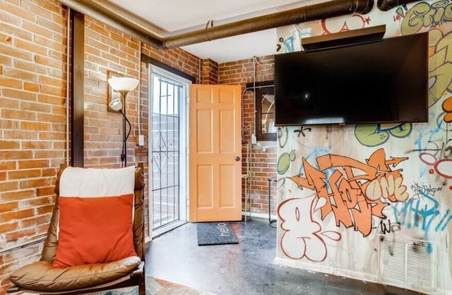 This guest house is a 1 bedroom(s), 1 bathrooms, located in Denver, CO.