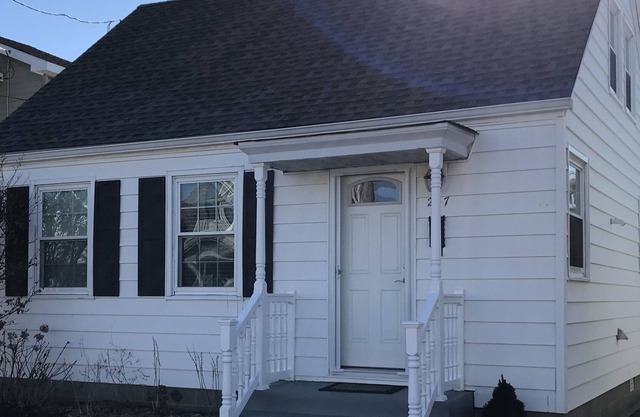 This home is situated close to the Bird Sanctuary, Clarke's Market and a seafood market and breakfast eatery. Just a quick walk to the beach.