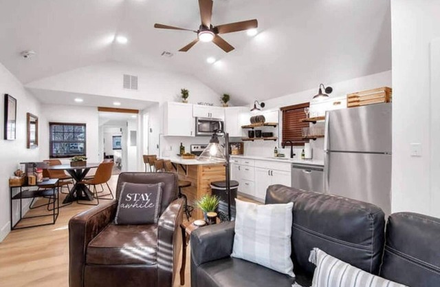 This house is a 2 bedroom(s), 1 bathrooms, located in Wichita, KS.