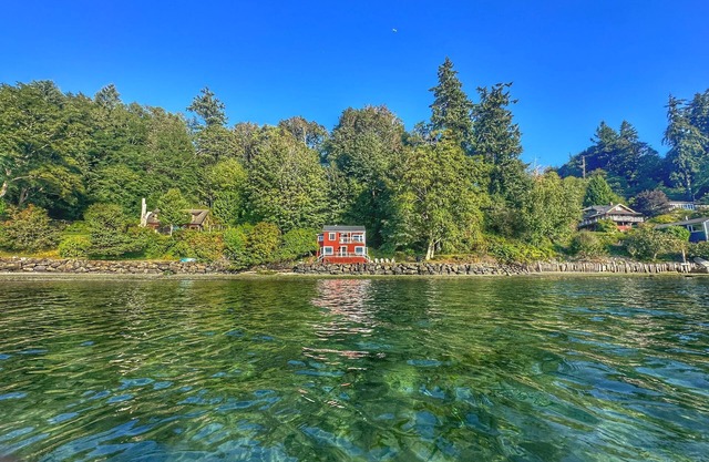 This house is a 2 bedroom(s), 1 bathrooms, located in Vashon, WA.