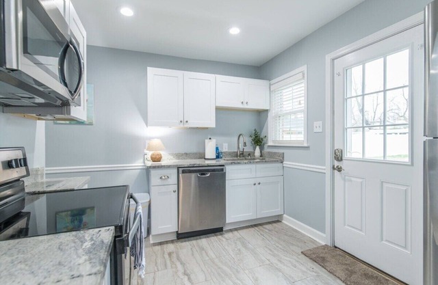 This house is a 3 bedroom(s), 1.5 bathrooms, located in Lexington, KY.