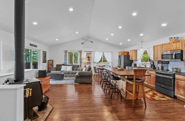 This house is a 3 bedroom(s), 2 bathrooms, located in Bayview, ID.