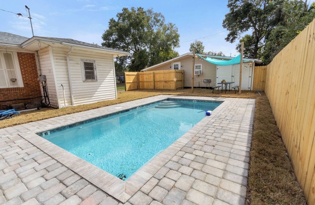 This house is a 4 bedroom(s), 2 bathrooms, located in Pensacola, FL.