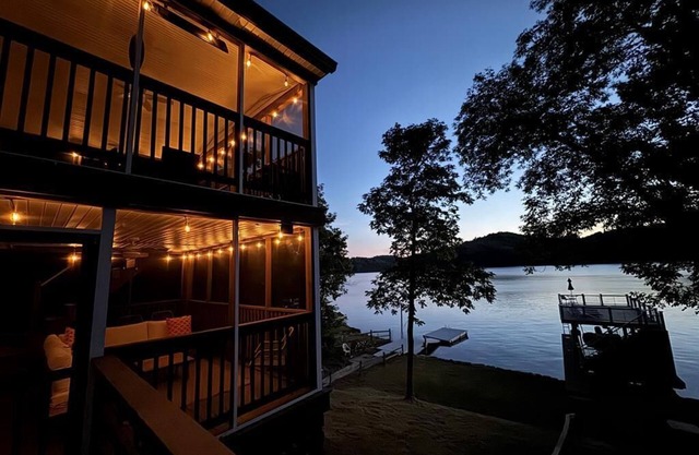 This house is a 4 bedroom(s), 2 bathrooms, located in Radford , VA.