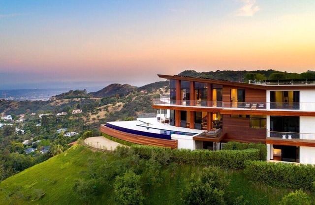 This house is a 5 bedroom(s), 5 bathrooms, located in Los Angeles, CA.