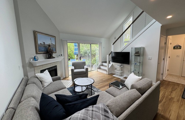 This Howland Circle condo embodies a harmonious blend of beauty, airiness, and brightness.