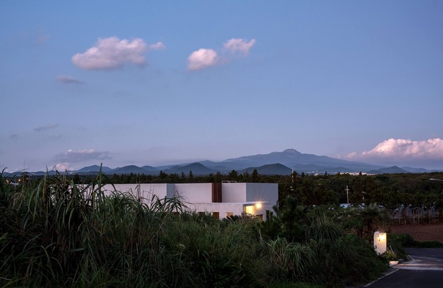 This is a modern design space, and you can enjoy outdoor bath facilities