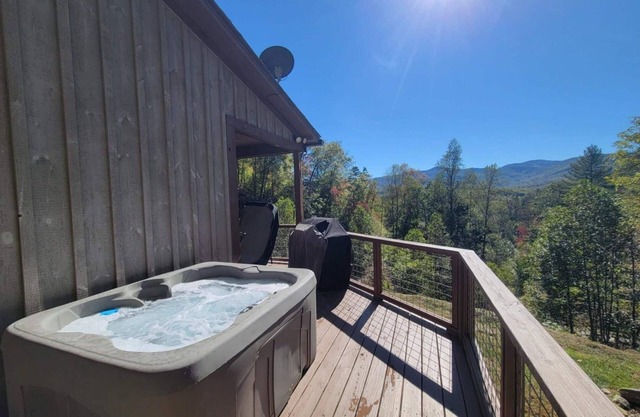 This is IT! Near Polar Express, WCU, Casino, Dog friendly, HOT TUB w ROBES!