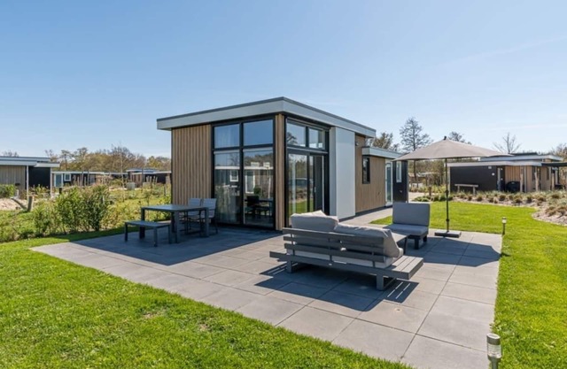 This modern chalet with 'Beach style' finish is located on a spacious plot and suitable for 4 people