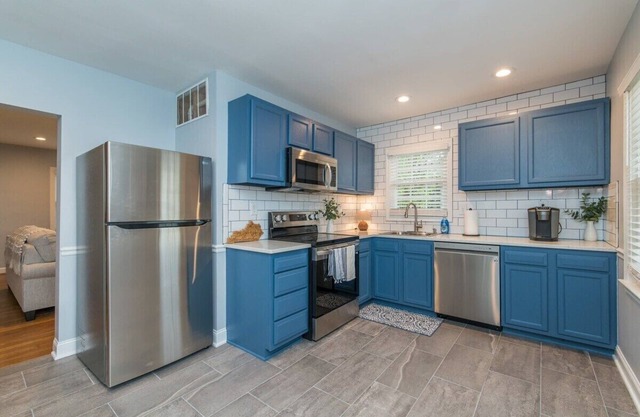 This serviced apartment is a 3 bedroom(s), 1.5 bathrooms, located in Lexington, KY.