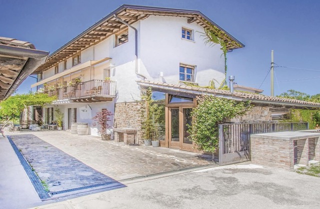 This vacation apartment in Capriva del Friuli (province of Gorizia) was obtained from an old stable