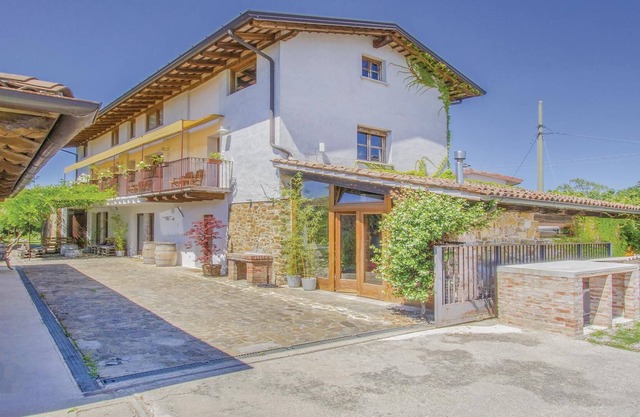 This vacation apartment distributed over two floors (the upper one is an attic) in Capriva del Friul