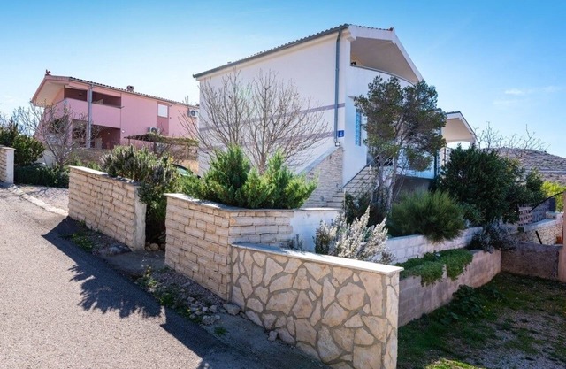 Three bedroom apartment with terrace and sea view Rovanjska, Paklenica (A-22989-a)