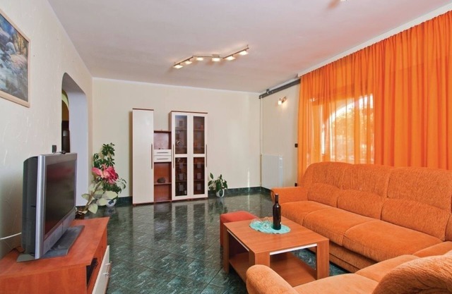 Three bedroom apartment with terrace Fažana (A-13761-a)