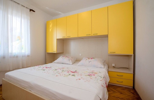 Three bedroom apartment with balcony Lopar, Rab (A-22558-b)