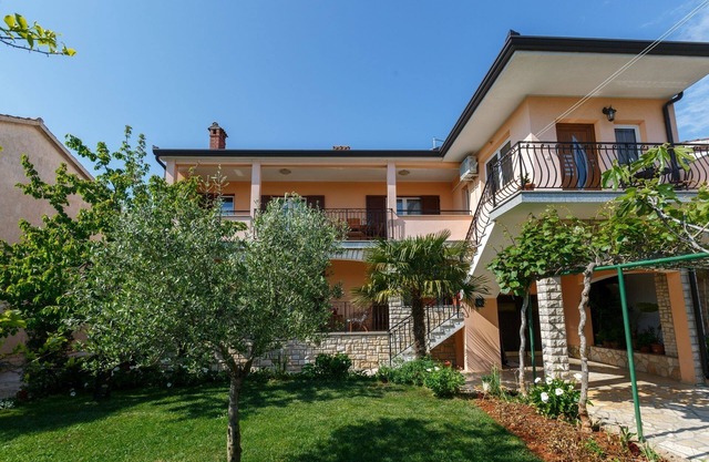 Three bedroom apartment with terrace Rovinj (A-14153-a)