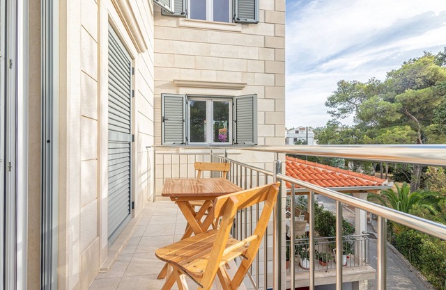 Three bedroom apartment with balcony and sea view Sutivan, Brač (A-15665-a)