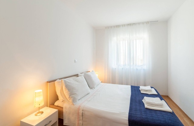 Three bedroom apartment with balcony and sea view Lopar, Rab (A-14070-d)